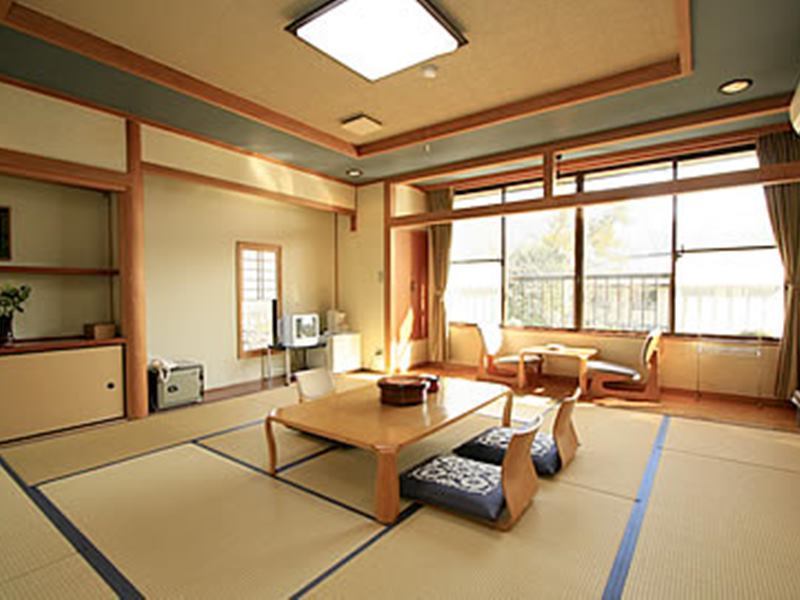 Отель Enokiya Ryokan Юфу Экстерьер фото