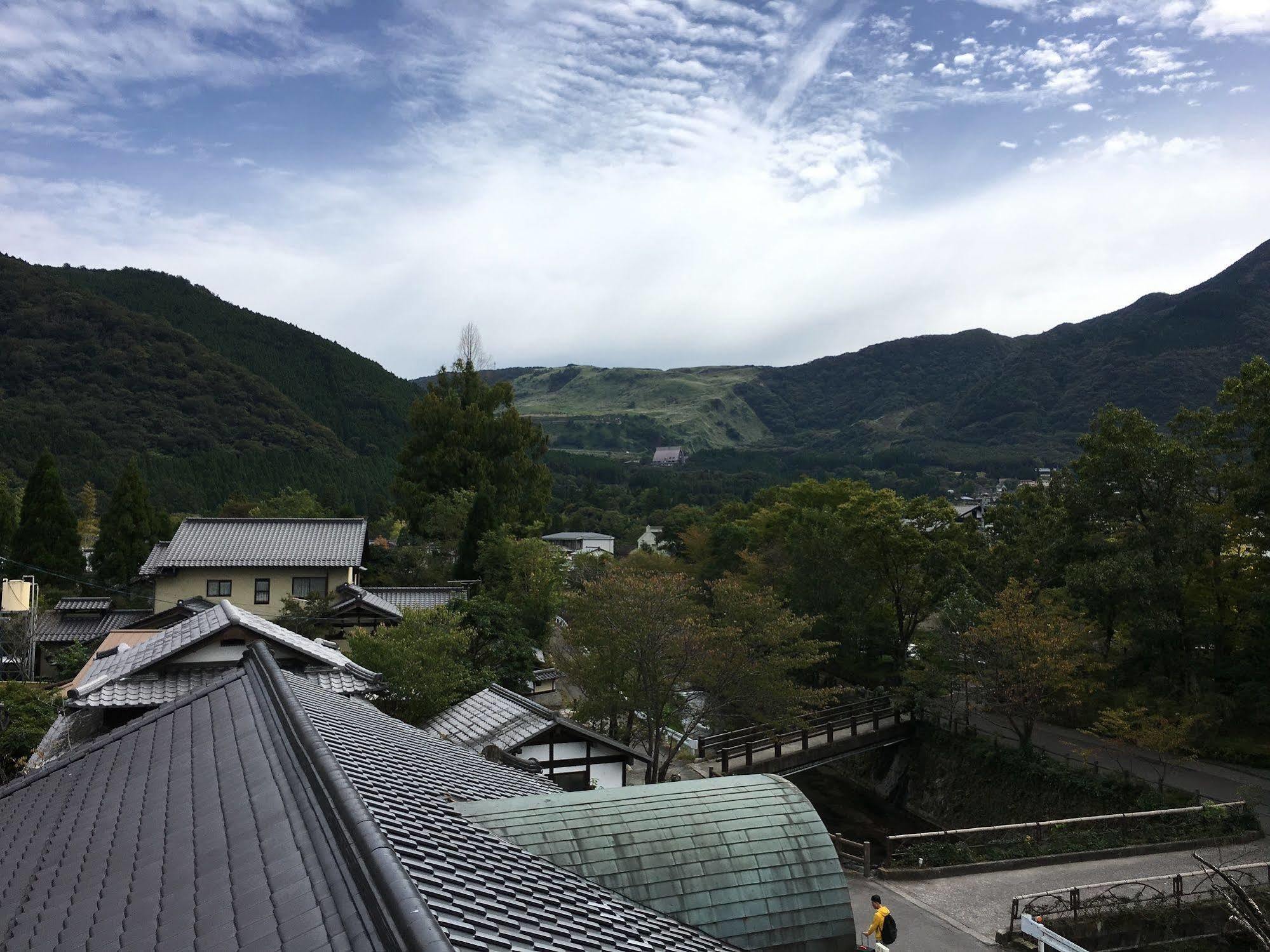 Отель Enokiya Ryokan Юфу Экстерьер фото