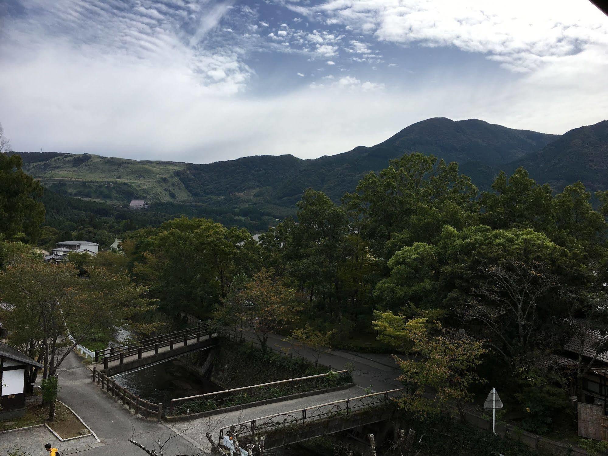 Отель Enokiya Ryokan Юфу Экстерьер фото