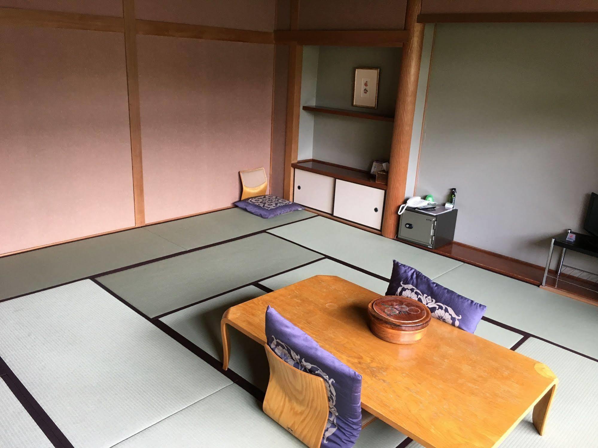 Отель Enokiya Ryokan Юфу Экстерьер фото