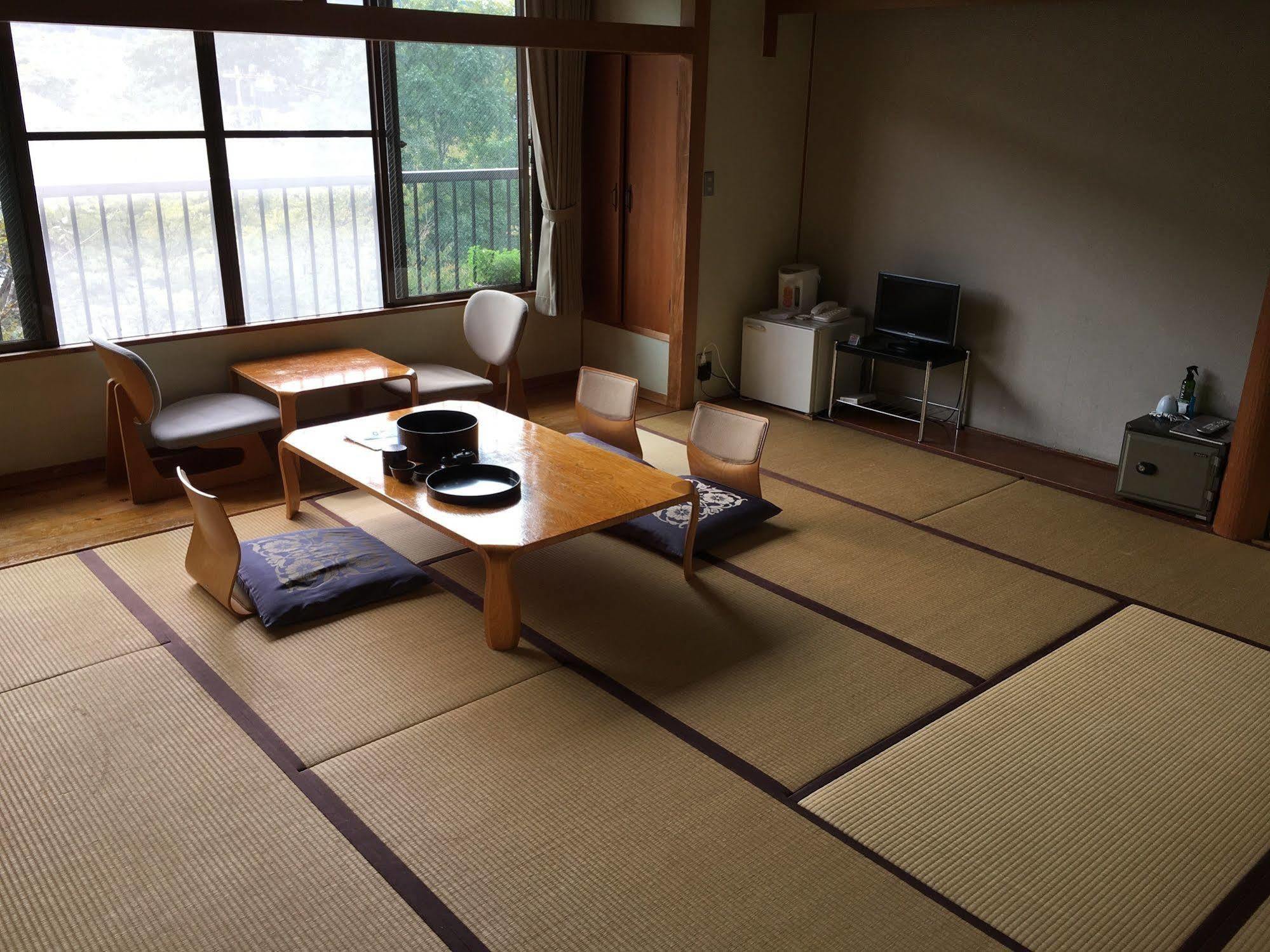 Отель Enokiya Ryokan Юфу Экстерьер фото