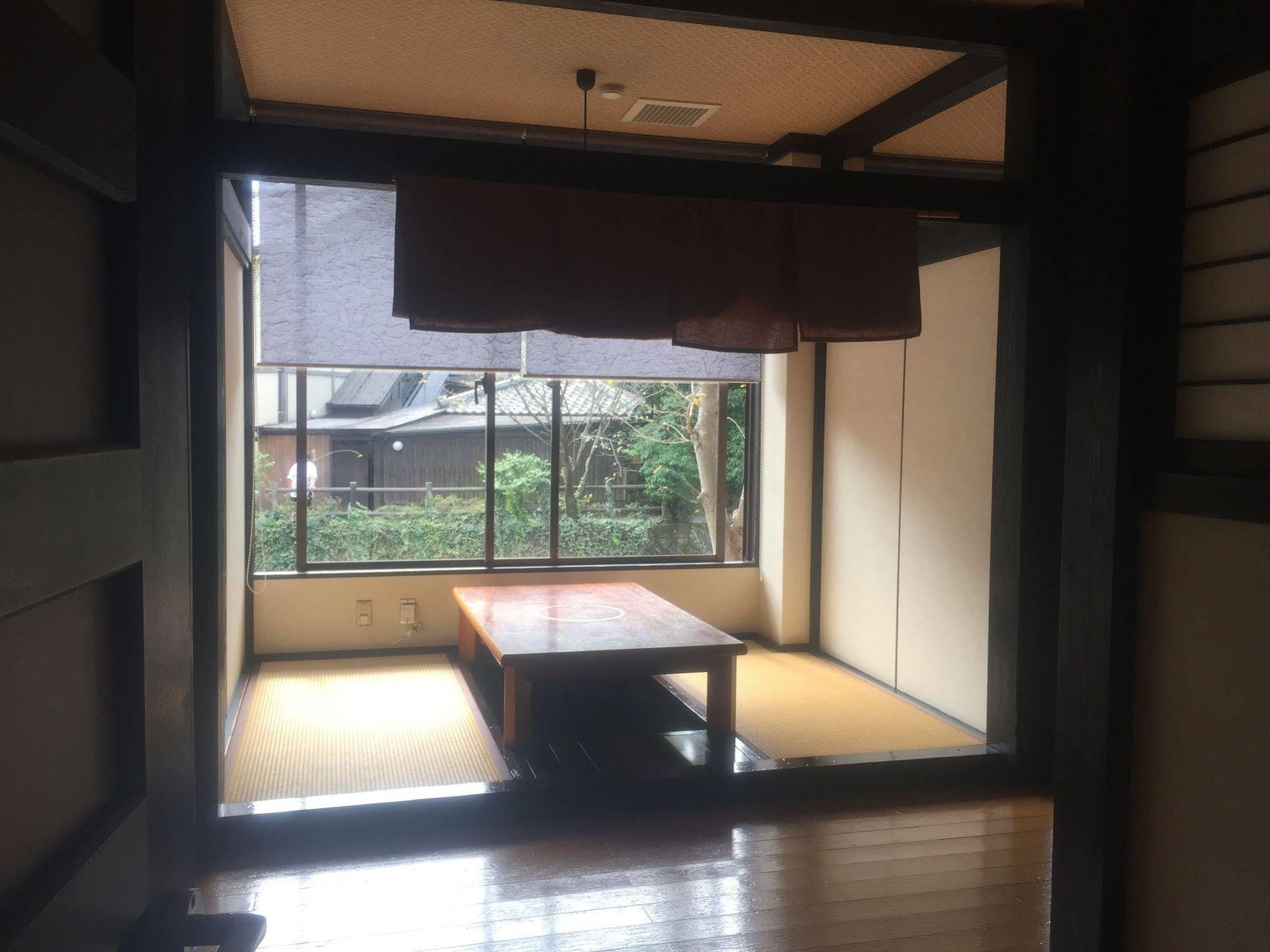 Отель Enokiya Ryokan Юфу Экстерьер фото