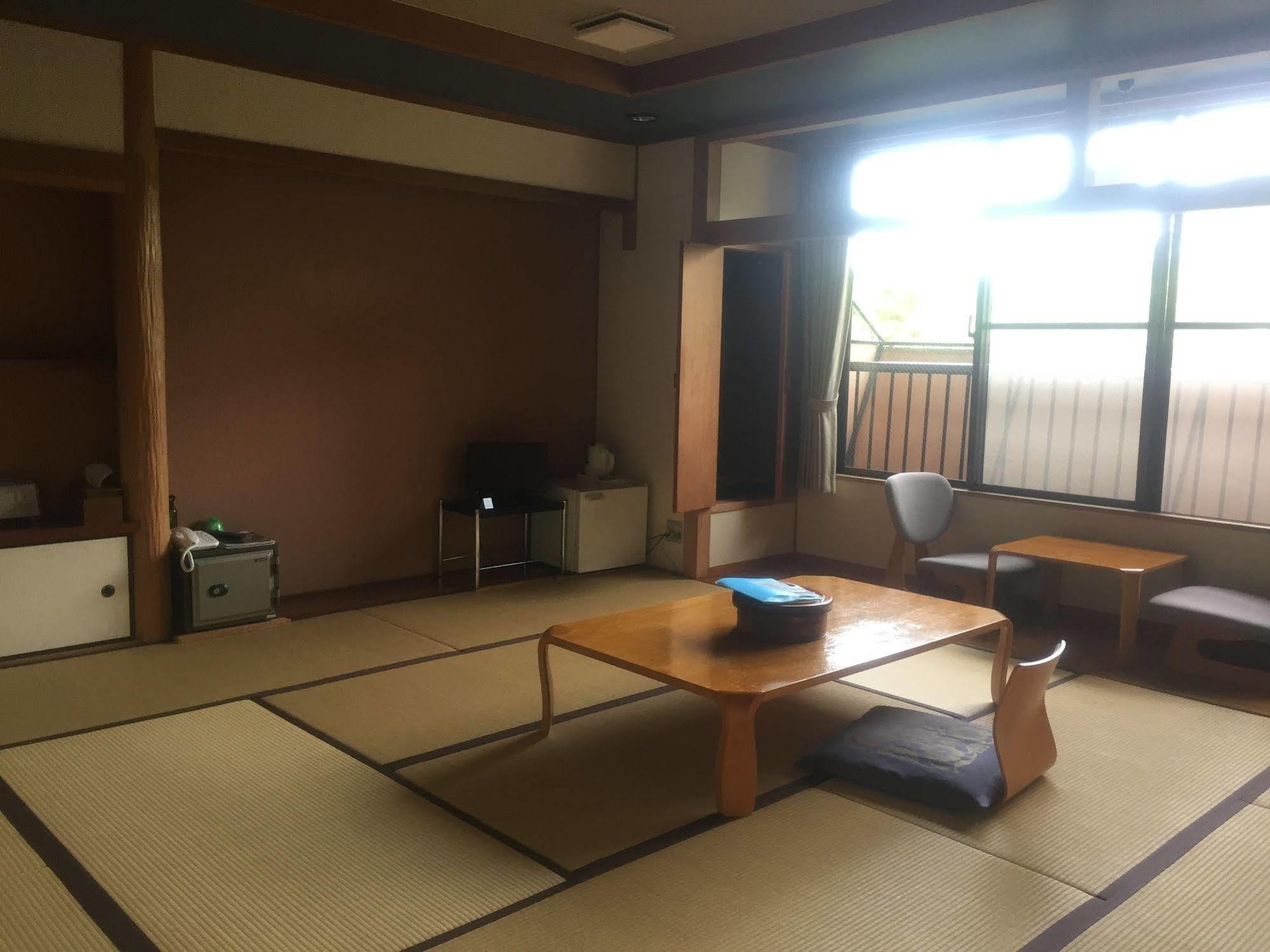 Отель Enokiya Ryokan Юфу Экстерьер фото