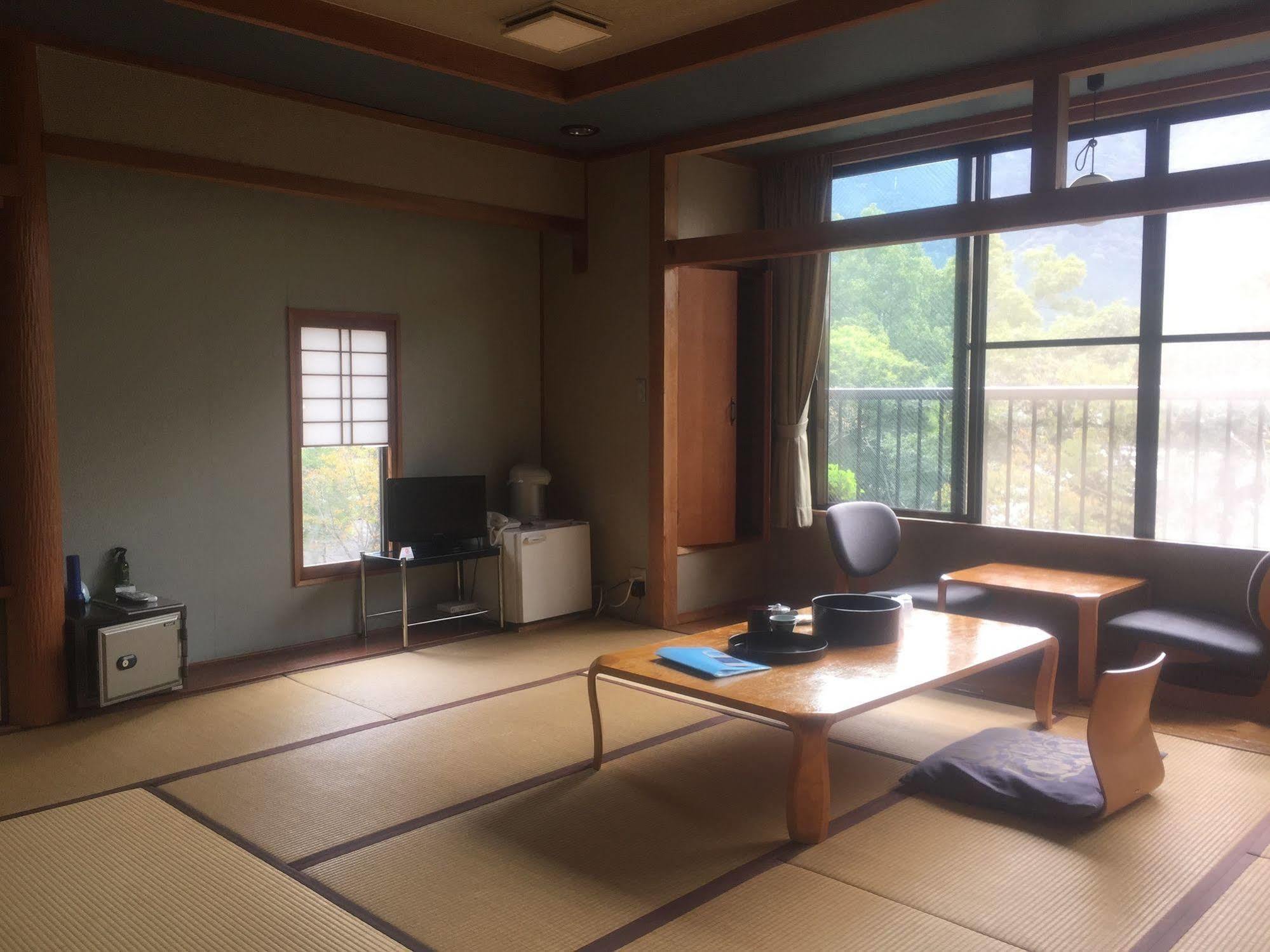 Отель Enokiya Ryokan Юфу Экстерьер фото