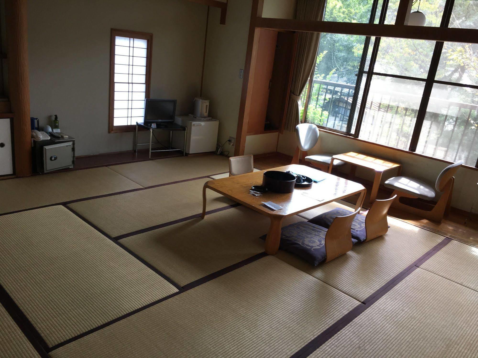 Отель Enokiya Ryokan Юфу Экстерьер фото