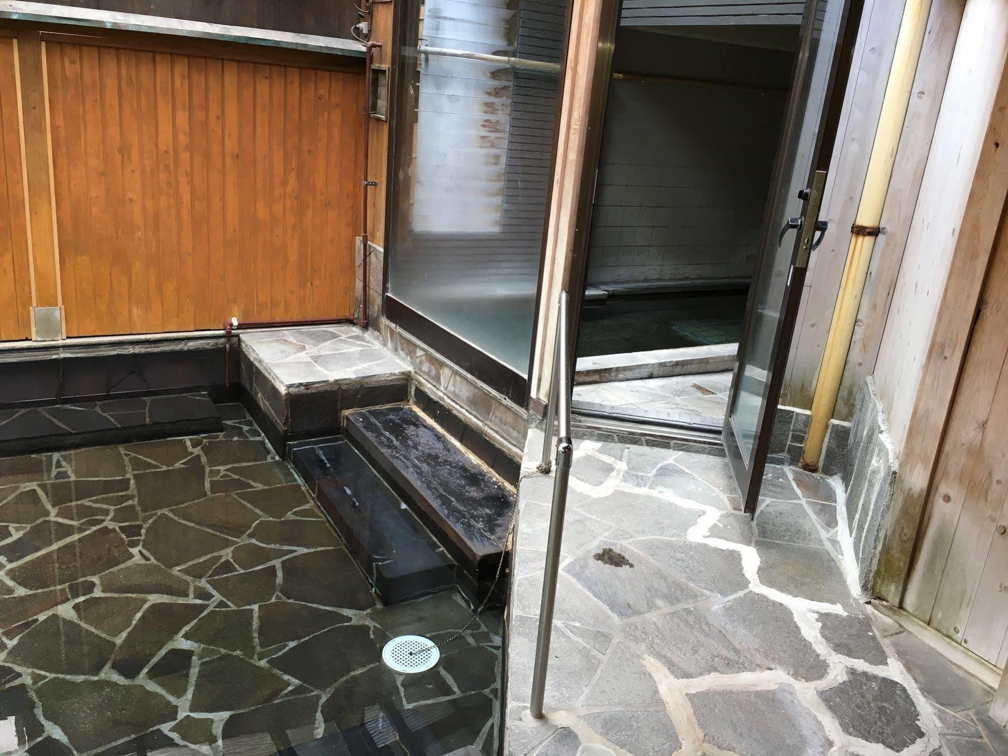 Отель Enokiya Ryokan Юфу Экстерьер фото