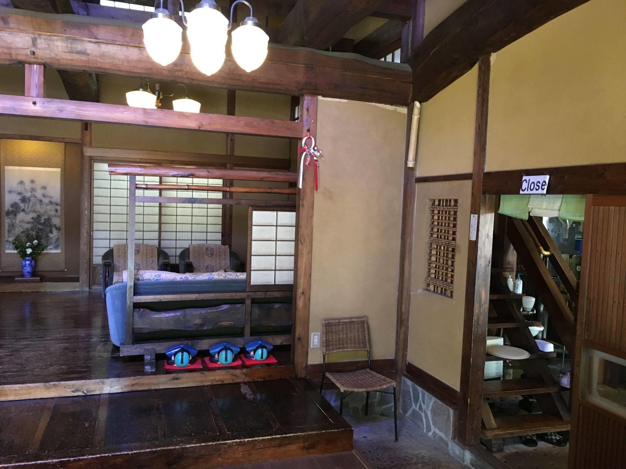 Отель Enokiya Ryokan Юфу Экстерьер фото