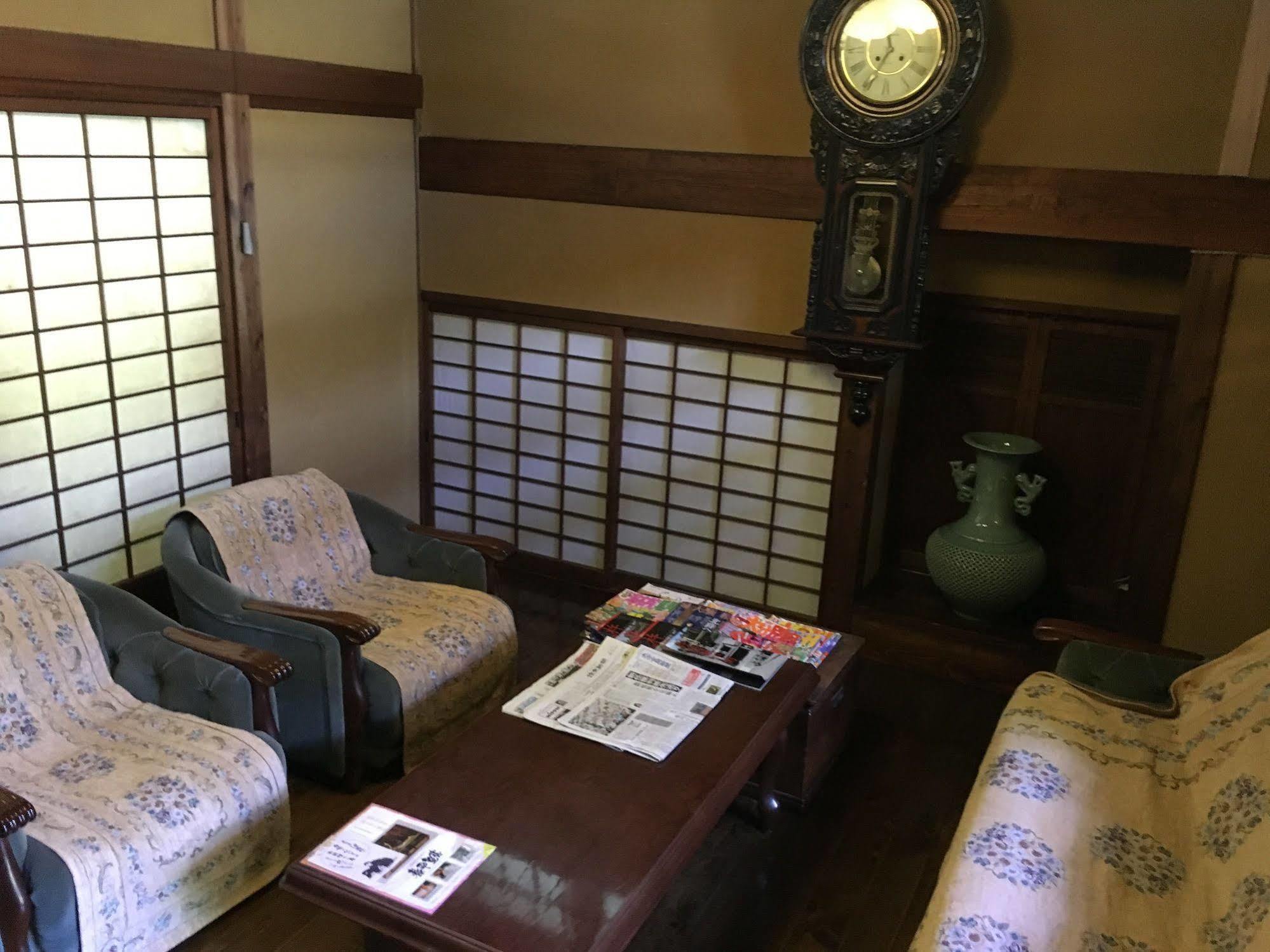 Отель Enokiya Ryokan Юфу Экстерьер фото