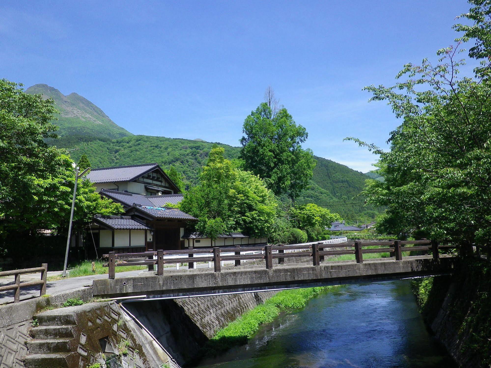 Отель Enokiya Ryokan Юфу Экстерьер фото