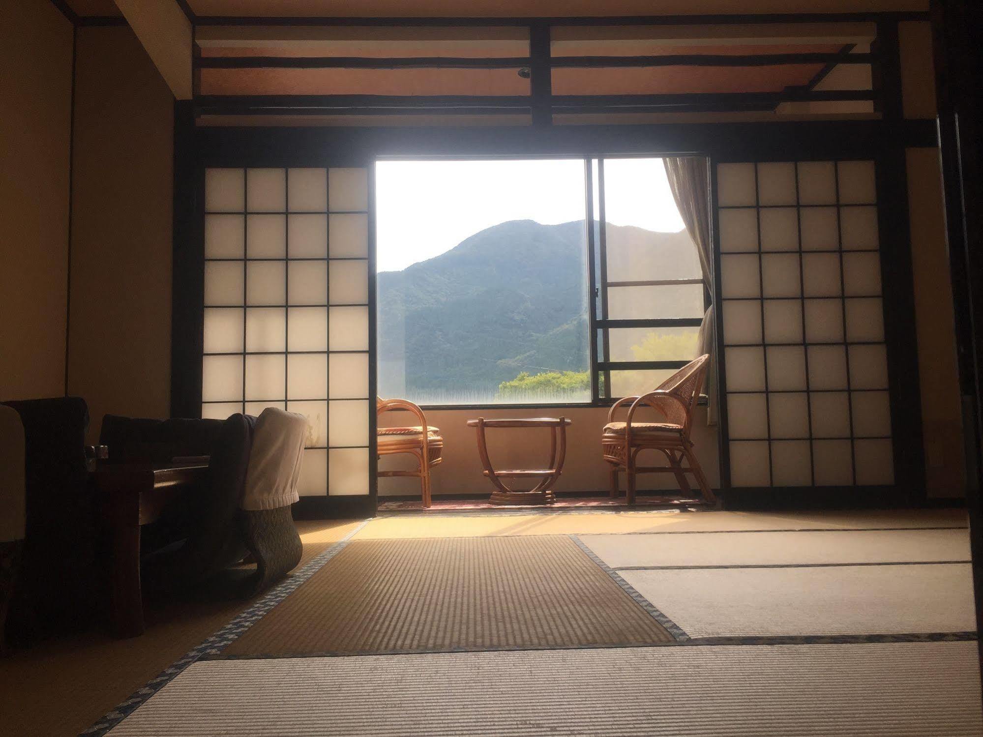 Отель Enokiya Ryokan Юфу Экстерьер фото